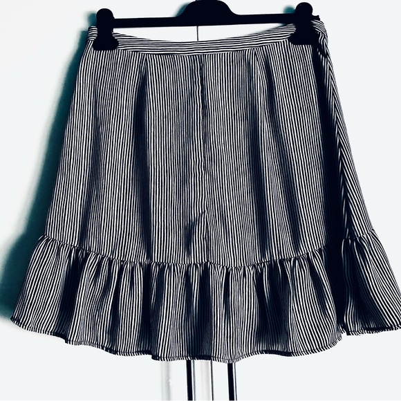 Banana Republic Tiered Ruffle Stripe Mini Skirt In Navy & White Size 8 EUC - Picture 5 of 12